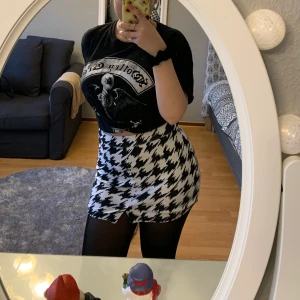 Jättesnygg kjol med slits!💫 - Säljer den här jättesnygga kjolen i trendigt hundtandsmönster som tyvärr är lite för liten till mig! Storlek Xs, den har en dragkedja och slits och man kan ha den på vilket håll man vill! Såå snygg verkligen🤩