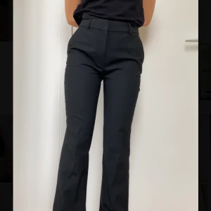 & other stories kostymbyxor  - Svarta lite utsvängda kostymbyxor från & other stories! Frakt 60 kr