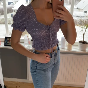Blus - En lila prickig croptop/blus från märket SHEIN i storlek S. Aldrig använd och plagget är i ett mycket fint skick 😄