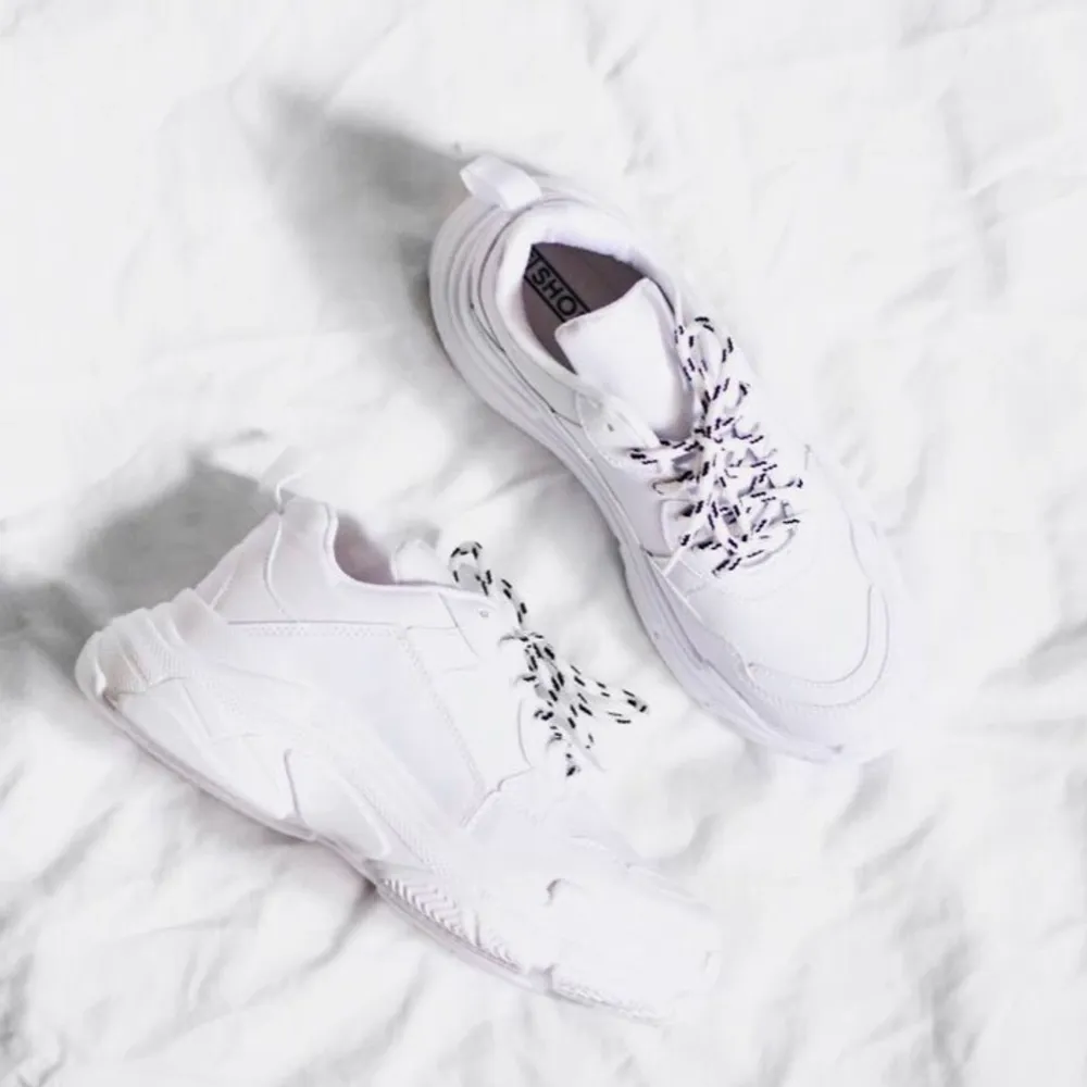 Säljer dessa populära sneakers från Nelly. Det ingår både randiga och vita skosnören✨💖 . Skor.