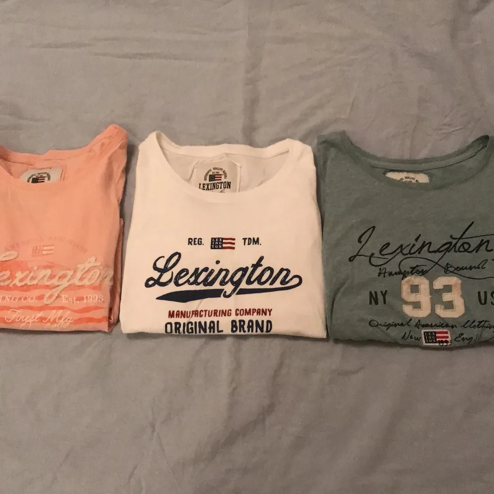 3 stycken helt oanvända t-shirts från lexington 💙💙💙  Den rosa och vita är i storlek XS och den gröna är i S, men de är ingen större skillnad!  Köp 1 för 40 kr eller alla för 90 kr💙. T-shirts.