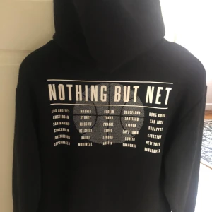 Hoodie - En hoodie från hm. Köpte den för 299kr. Den är i storlek S, herrmodell. Den är i fint skick. Priset kan diskuteras. Kan frakta eller mötas upp. Men köparen står för frakten. 