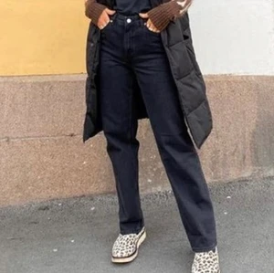 Monki Jeans - Svarta jeans från monki i modellen taiki straigh leg storlek 25. Det är en av mina favoritjeans men de har tyvärr blivit för stora för mig. Endast använda fåtal gånger, nästan som nya.  💕