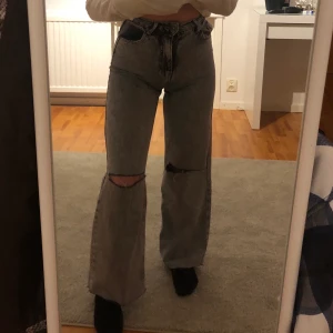 BERSHKA JEANS - Supersnygga baggy jeans med hål i som tyvärr är för små för mig😭 Därav helt nya och aldrig använda! Storlek 32 men passar mindre och lite större också💕💕