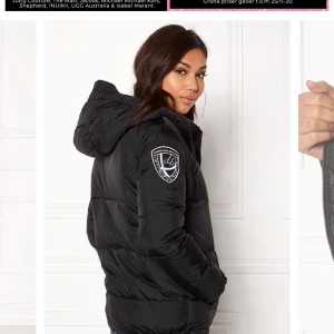 Eskimå jacka strl M - Säljer nu min 1 års gamla vinterjacka. Fint skick förutom att det är lite foundation ( se bild ). Har tvättat den så den är lite tunnare än vad den är ny. Dock inget som stör mig och den är fortfarande lika varm. Köpte den för 1700 så kommer sälja den för 500. 