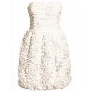  - Crémevit klänning från hm garden collection. Endast använd en gång, därför i mycket bra skick!   (första bilden är tagen från nätet) 