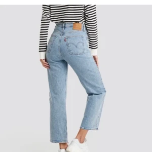 Levis ribcage straight ankle  - I perfekt skick, jätte snygga! Storlek 26/27. Säljer pga fel storlek för för mig. Nypris 1200. Samma färg och modell som på bilden. Möts i stockholm eller fraktar 😄