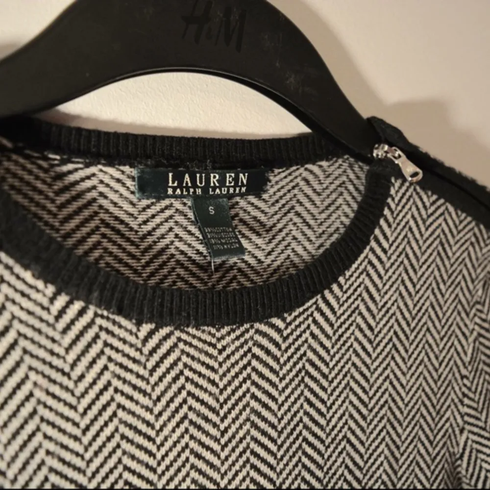 En tjockare tröja från Ralph Lauren med dragkedja på ena axeln. Aldrig använd, tagen sitter kvar. Köptes för 1400:-

Köparen står för frakten, gör av dig för mer bilder. Skjortor.