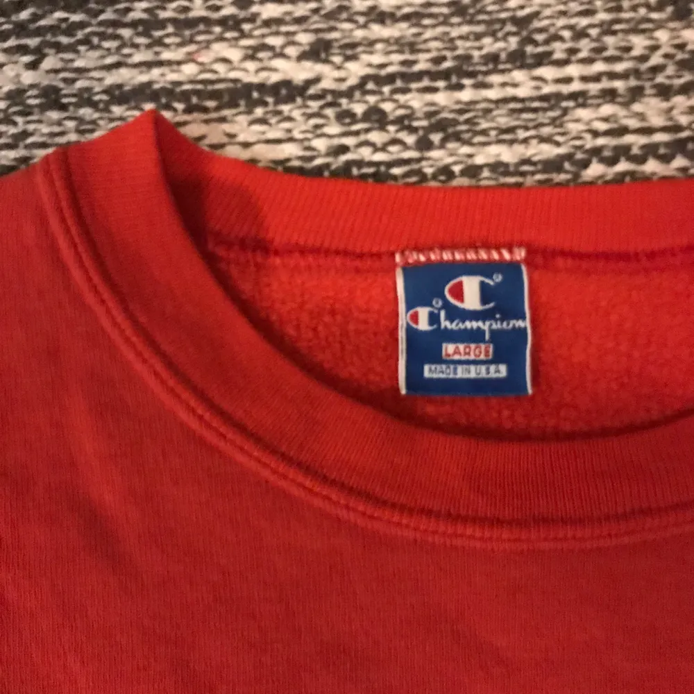 Säljer en väldigt snygg röd collegetröja. De står att den är Large fast tröjan sitter mer som Medium.   Pm för mer bilder och info. . Tröjor & Koftor.