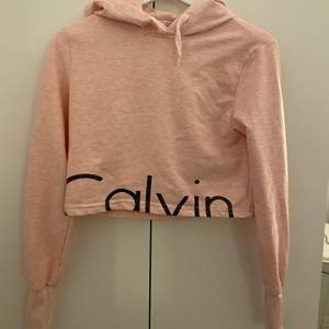 Säljer denna supersköna och snygga rosa Calvin Klein hoodie i storleken small💞 jag säljer den då den aldrig kommit till användning tyvärr! Den passar både att träna i men även att ha som en vardaglig hoodie☺️ buda i kommentarerna och hör av dig om du har frågor, frakt tillkommer även💞