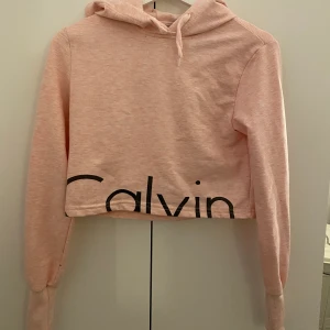 Calvin Klein hoodie  - Säljer denna supersköna och snygga rosa Calvin Klein hoodie i storleken small💞 jag säljer den då den aldrig kommit till användning tyvärr! Den passar både att träna i men även att ha som en vardaglig hoodie☺️ buda i kommentarerna och hör av dig om du har frågor, frakt tillkommer även💞