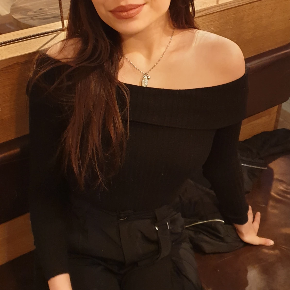 Söt svart offshoulder tröja