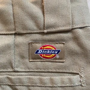 Dickies byxor - Dickies byxor 874 original fit, köpta på en vintage store i Köpenhamn för 400. Priset går att diskutera!