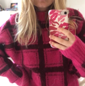 Rutig monki tröja - Nu Sälje jag min jätte fina stickade tröja från monki, den är väldigt skön och varm nu på vintern vilket är jätte härligt. Rosa rutigt mönster✨💕