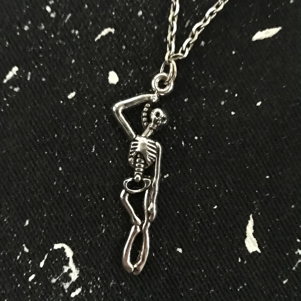 Hanging skeleton halsband 💀⛓ Relativt liten charm, därav är priset billigare än mina andra halsband 🧷⛓ Frakt tillkommer på 11kr !!. Accessoarer.