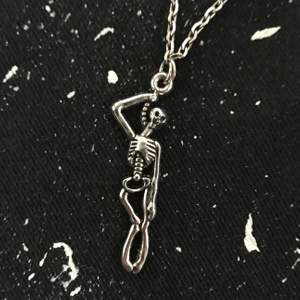 Hanging skeleton halsband 💀⛓ Relativt liten charm, därav är priset billigare än mina andra halsband 🧷⛓ Frakt tillkommer på 11kr !!