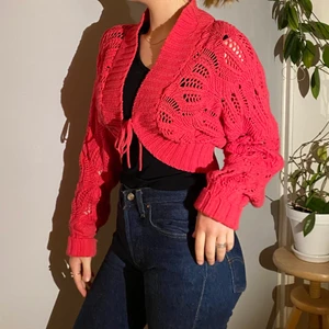 Virkad bomullskofta  - Cerisefärgad kofta/bolero i 100% bomull! Jättehärligt material och kul med färg (!) passar både M och S.