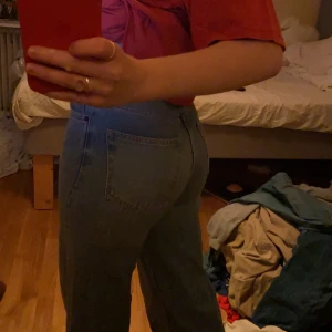 Vida blå Jeans - Junkyards Wide leg jeans i storlek 27, vilket motsvarar S ungefär. Jag är 165, och har vikt upp upp dom en liten bit på bilden. Super fina! men säljer för att jag har för många jeans 💗