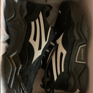 Skor - Säljer nu mina skor, Aldrig använda då dem var för små, och kunde ej skicka tillbaka dem! Har lite reflex i sig som man kan se på bild 2. Köptes för 300, säljer dem nu för 120kr +frakt! :) (kan vara runt 36/37 i storleken. Du får dem i lådan med skyddsplast, som om du har köpt dem i en vanlig affär!:) 