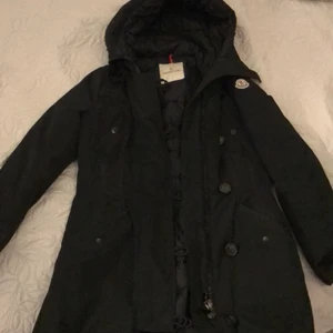 Moncler jacka - En jätte fin lång svart moncler jacka. Den är äkta. Köpt på NK för 12 tusen och den är I storlek 36-38. (Passar från storlek S-M). Säljer den för 3500kr💕 gott skick med inga fel!