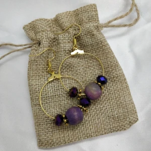 💜Handgjorda lila örhängen 💜 - Handgjorda nickelfria örhängen med trä- och plastpärlor 💜✨