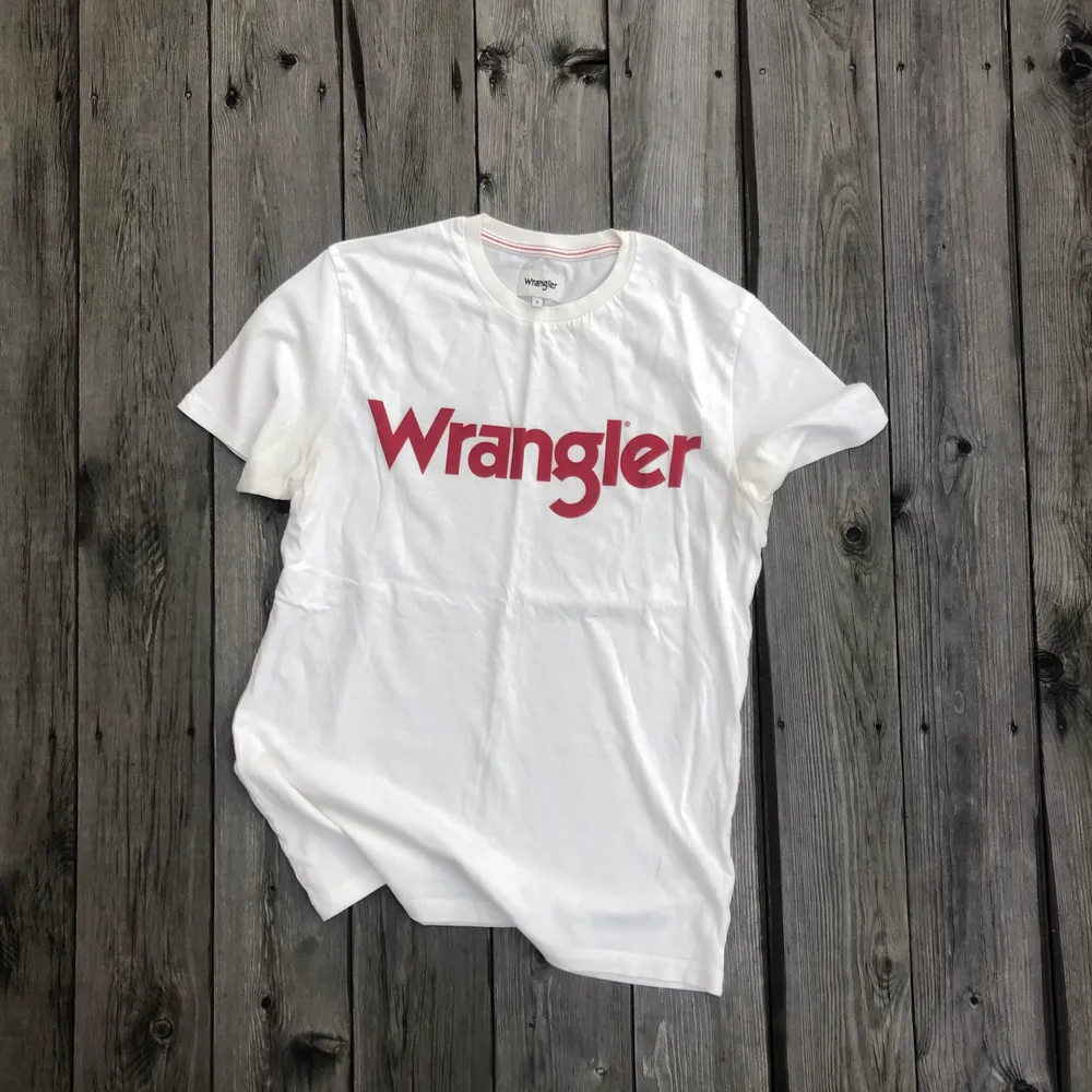 T-shirt i storlek S ifrån Wrangler. Cool till blå jeans, lite 70’s. Frakt tillkommer på 30. Hör av dig vid frågor!💫✨. T-shirts.