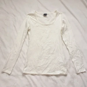  - Vit/krämfärgad basictop i stretch. Aldrig använd pga fel storlek för mig. 
