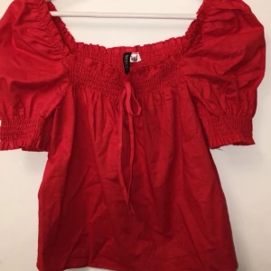 Tröja från H&M 50kr - Topp från H&M, köptes för några månader sen och är bara använd 1 gång. Som ny. Strl S, 50kr
