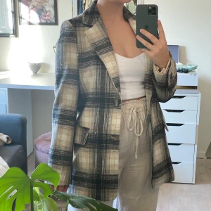 Rutig kappa - Säljer denna sjukt snygga och trendiga kappan från h&m. Ser ut som ny och har ett 10/10 skick! Inga skador eller slitningar över huvudtaget. Två stora fickor framtill och 2 reserv knappar tillkommer😀 buda i kommentarerna 