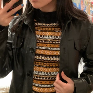 STICKAD TRÖJA - Super mysig stickad tröja som ger lite jul vibes, från monki, använd några gånger men i super skick!!🥰 