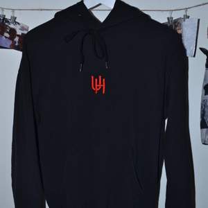 Perfekt svart hoodie från min broschas uf-företag. 