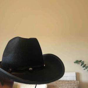 Svart cowboy hatt