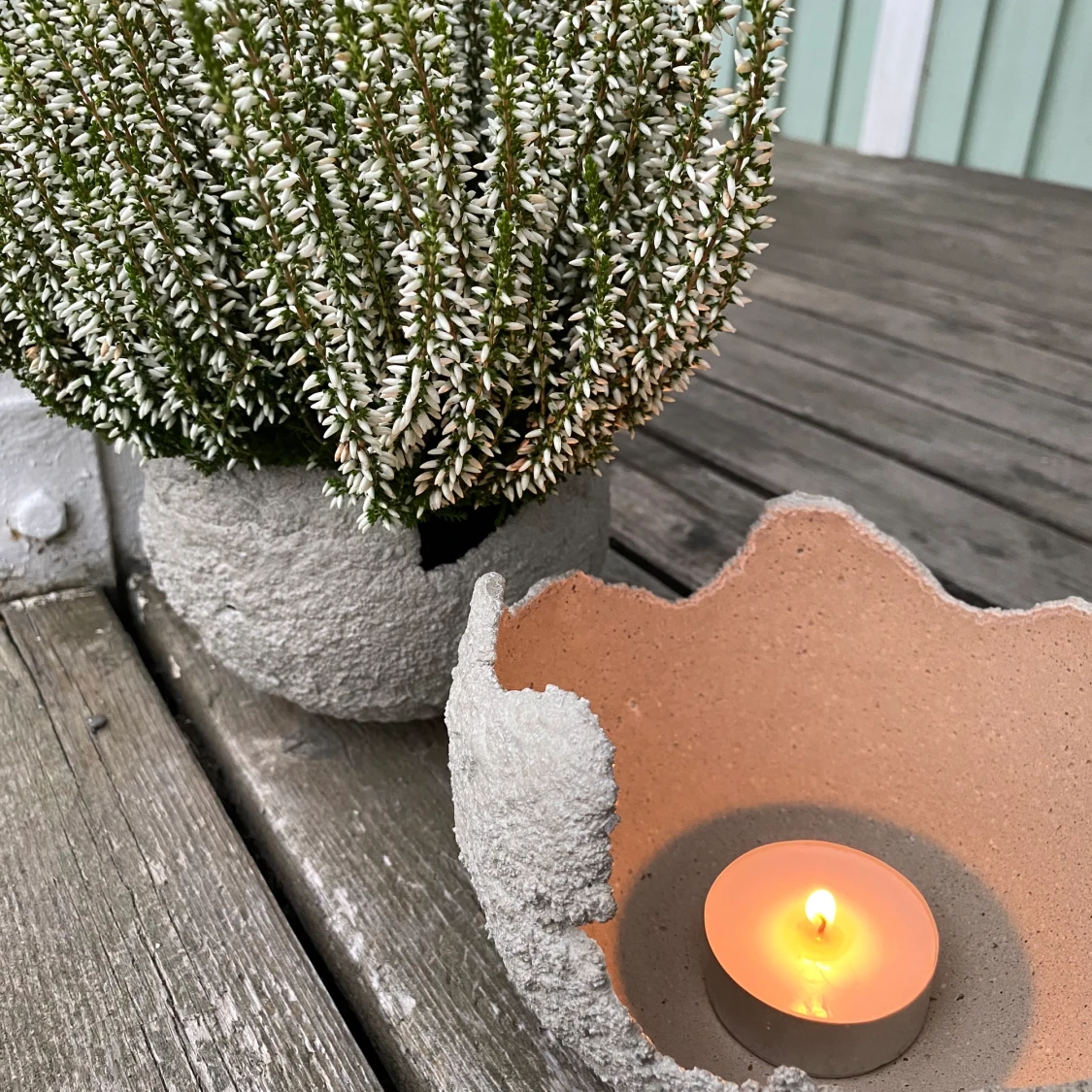 Krukor och lyktor i betong