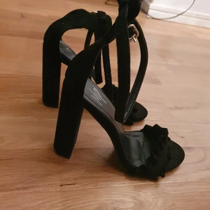 Högklackade stl. 36 - Svarta och stilrena högklackade skor. Knappt använda då de är lite för höga för mig att gå i. Storlek 36.