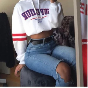 SKINNY ANKLE HIGH WAIST DENIM JEANS - Ett par ljusblåa jeans jag inte använder längre pga att jag inte har den stilen längre. Högmidjade och tajta passar perfekt, kan skicka bild på hur det ser ut där jeansen slutar💖   !!!pris går att diskuteras, kostnaden är inlkusive frakt!!!   Är själv 161 med 51 i midjemått och 46 på låren