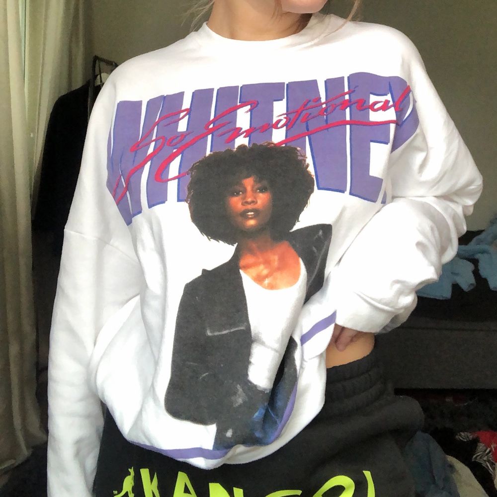 Whitney Houston tryck på en college tröja! Bra skick!🤎 köpare står för frakt. Huvtröjor & Träningströjor.