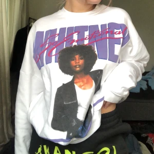 College tröja Whitney - Whitney Houston tryck på en college tröja! Bra skick!🤎 köpare står för frakt
