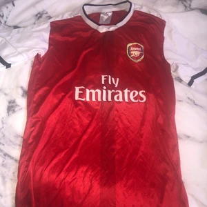 Arsenal sett - Arsenal sett, passar jättebra på en XS/S. Endast använd en gång, är därmed i ett bra skick.