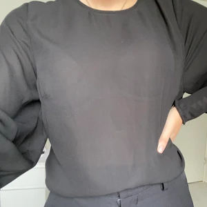 Svart blus  - En super fin svart blus, med knappar längst nere vi händerna. Blusen är aldrig använd och i storlek 34.