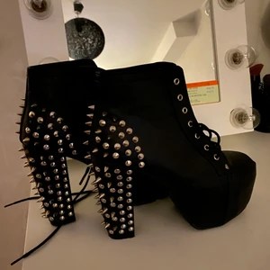 Klackskor med nitar - Super fina klackskor med nitar. Tyvärr har dom knappt kommit till användning därför säljer jag dom nu. Passar mig som har storlek 38.