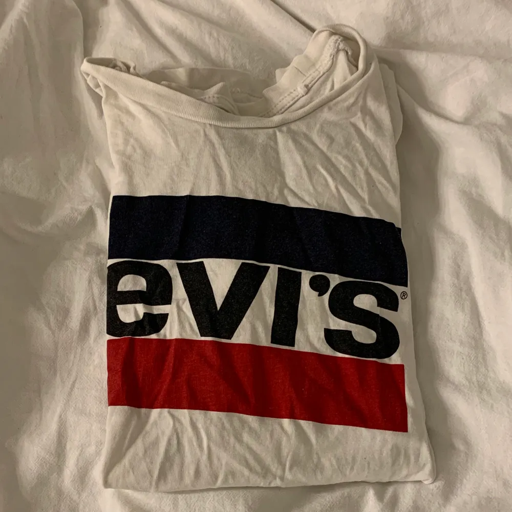 Fin Levis tisha (äkta) ❤️ 25kr + 11kr frakt 🥰 XXS, men sitter som xs -s. T-shirts.