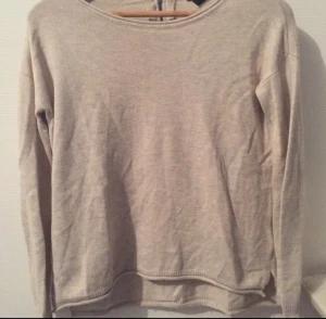  - Mysig beige/ puderrosa stickad tröja. Superskön kvalité! Dragkedja i nacke 