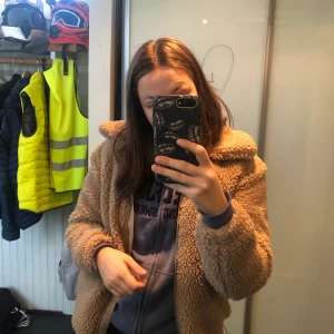H&M Teddy jacka stl S - Teddy jacka H&M, knappt använd, storleken S och lite oversize, två fickor på framsidan samt att man stänger jackan med en dragkedja
