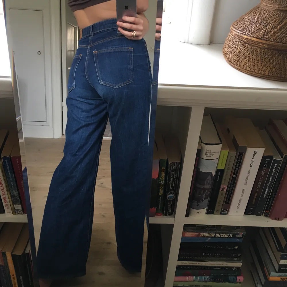 Skitsnygga monki jeans i modellen yoko, sotter som en smäck runt midja (midwaist), lår och ben men är tyvärr för korta för mig i benen, går ner över anklarna på mig som är 169:(( har älskat de här och använt sparsamt:). Jeans & Byxor.
