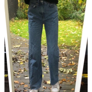 Jeans - Vida jeans från pull and bear!🤍🦋 aldrig använda därav bra skick, köpta för 500kr. Storlek 32 men skulle lätt passa 34 också.Pris kan diskuteras. Har klippt av dom där nere för att dom ska passa mig som är 168cm🥰 fler bilder finns, köparen står för frakt