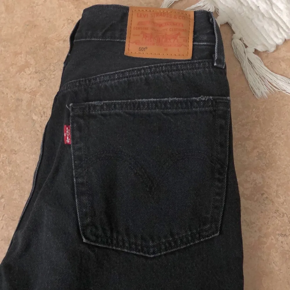 Svarta jeans med silver detaljer nertill, hål vid knäna. W.25 L.26. 300 kr inklusive frakt :)). Jeans & Byxor.