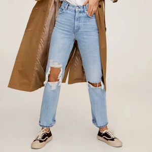 Slutsålda jeans från mango! - Publicerade på nytt pga oseriös köpare! Helt slutsålda! En del använda, därav är hålet lite större men det tycker jag bara är snyggare ;) Jag är 170! 💘