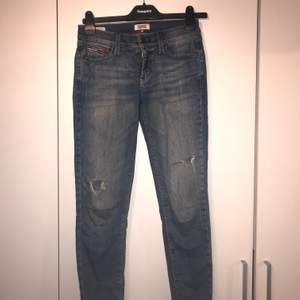 Ett par Tommy Hilfiger jeans i fint skick. Jeansen är i storlek 25 i midjan och 30 i längd. Nypris:999kr 