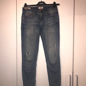 Tommy Hilfiger Jeans  - Ett par Tommy Hilfiger jeans i fint skick. Jeansen är i storlek 25 i midjan och 30 i längd. Nypris:999kr 