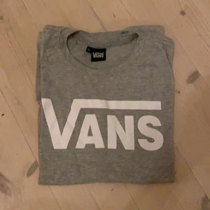 Grå Vans t-shirt - Grå Vans t-shirt säljes. Bra skick. XL men är mer som Large. Kontakta vid frågor!